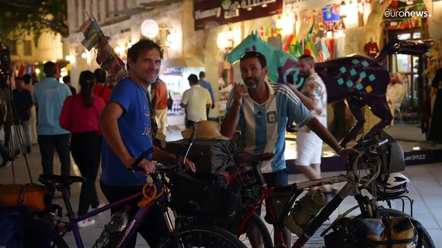 شاهد: أرجنتيني يقطع مسافة 5500 كيلومتر من أوروبا إلى قطر بالدراجة الهوائية لحضور المونديال