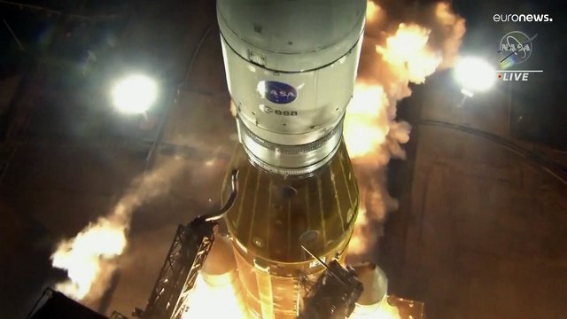 Spazio: lanciato verso l'orbita lunare il razzo Sls di Artemis 1