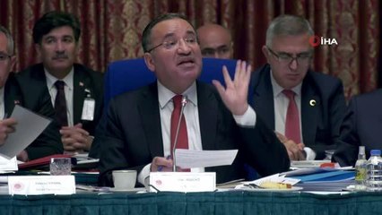 Bakan Bozdağ: "Türk mahkemelerini basan, yargıçlarımıza savcılarımıza el kol sallayıp, onlara hakaret edenlerin lütfen dokunulmazlığını kaldırın"