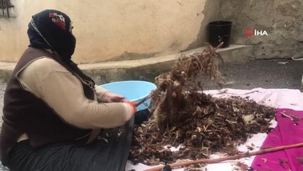 Kadınların yün çırpma mesaisi başladı