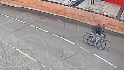 Ticari aracın çarptığı bisiklet sürücüsü böyle takla attı