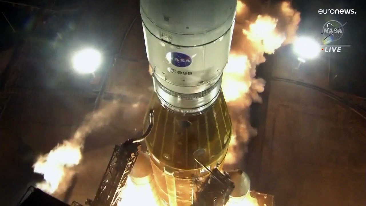 Ракета НАСА лунной миссии Artemis-1 запущена с...