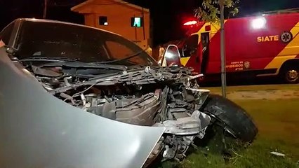 Megane fica destruído ao colidir em muro de residência no Recanto Tropical