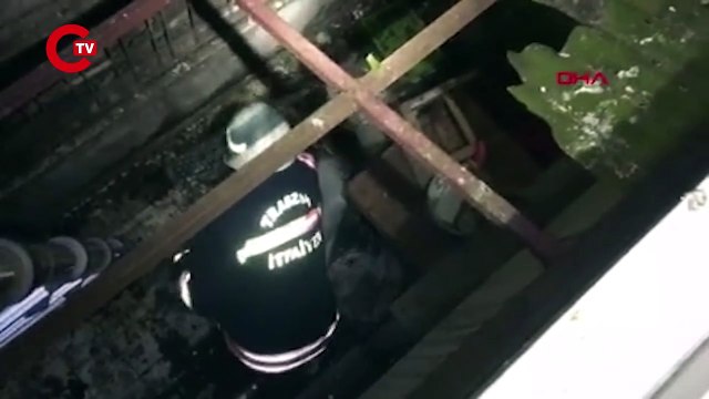 Apartman boşluğunda mahsur kalan atmacayı itfaiye kurtardı