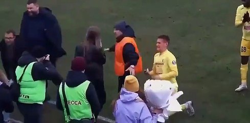 Sahada evlilik teklifi yapan futbolcuya büyük şok!