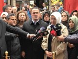 AK PARTİ KADIN KOLLARI ÜYELERİ TERÖR SALDIRISININ OLDUĞU NOKTAYA KARANİFİL BIRAKTI