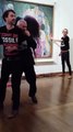 بالفيديو... نشطاء المناخ يلطخون لوحة غوستاف كليمت الشهيرة بمادة سوداء