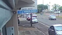 Veja o momento da colisão que deixou motociclistas feridas no São Cristóvão