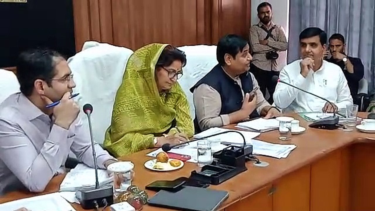 प्रभारी मंत्री ने ली समीक्षा बैठक, पीसीसी चीफ डोटासरा ने ली अधिकारियों की क्लास