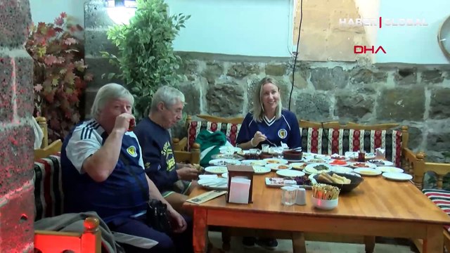 Serpme kahvaltı yapan İskoç taraftara, restoran sahibi bir demet ciğer hediye etti