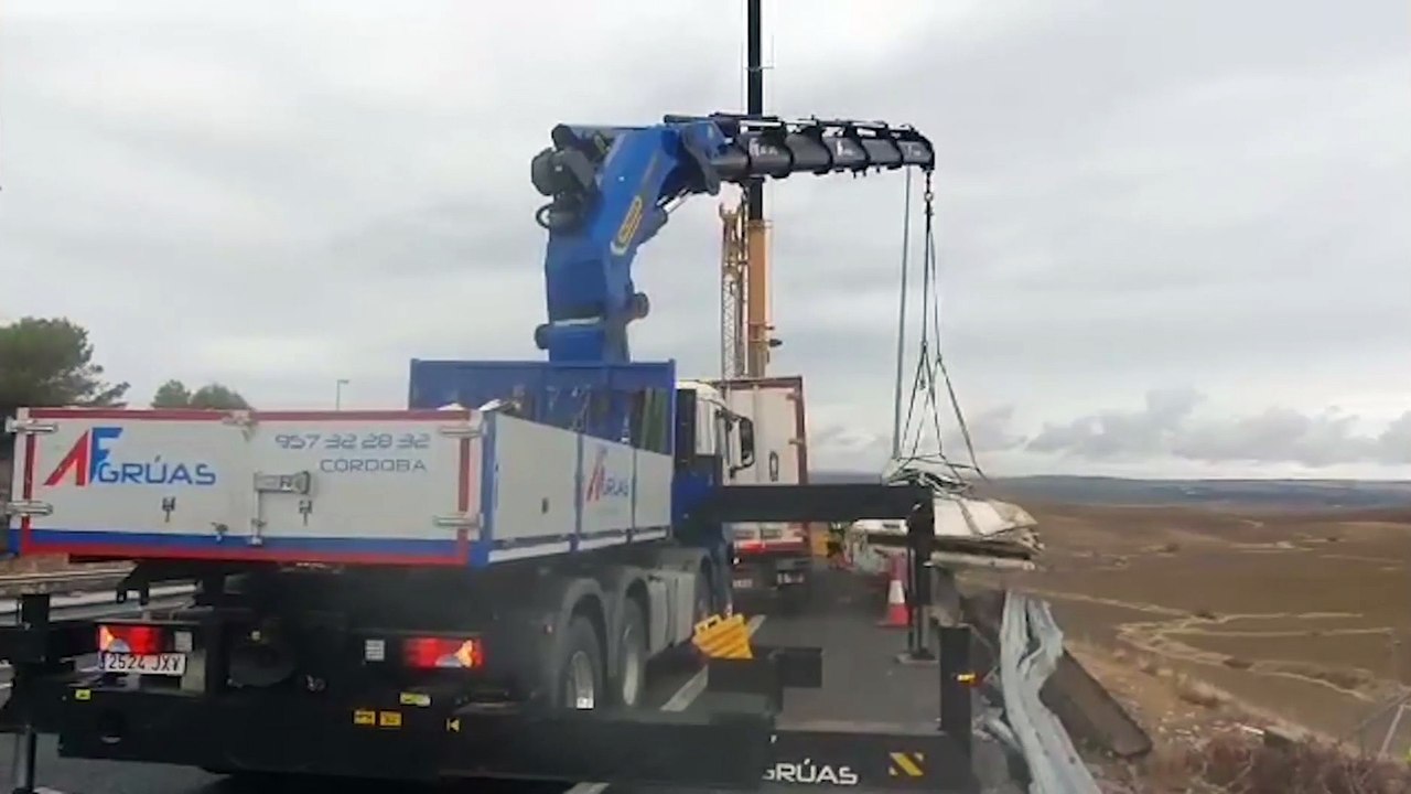 Rescatan un camión que se salió de la autovía en la Cuesta del Espino