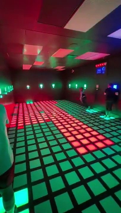 Le jeu "The floor is lava" dans une salle d'arcade