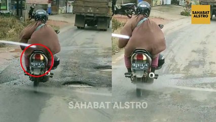 IBU-IBU BAWA MOTOR Halangin Jalan Supir Truk, Motornya Sen Kanan Tapi Gak Mau Belok-belok.