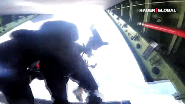 Milli Savunma Bakanlığı, bordo berelilerin gökyüzündeki gösterisini paylaştı