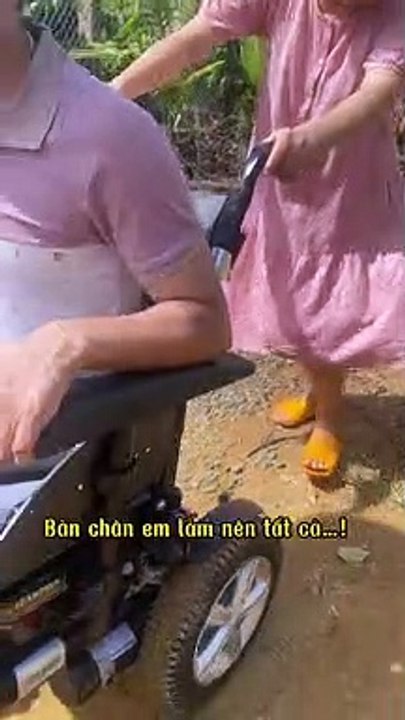Clip: Chàng không chân vui vẻ khi được vợ bầu đẩy xe đi chơi