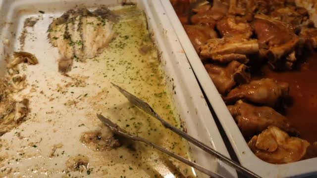 Un grupo de pensionistas se rebela ante la comida que recibe en un hotel de Roquetas de Mar