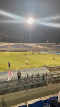 Un supporter monte sur le terrain des Diables rouges