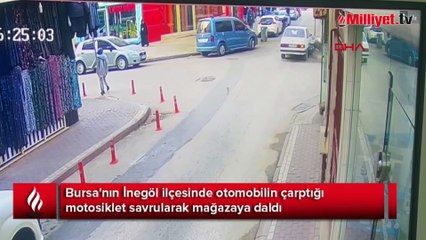 Otomobilin çarptığı motosiklet mağazaya daldı