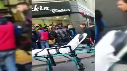 Otomobilin çarptığı motosikletli mağazaya daldı: O anlar kamerada