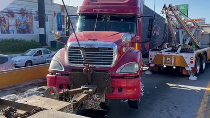 Un tráiler de doble remolque se subió a la cola de  “caimán” en López Mateos; colapso el tráfico