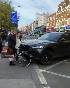Ce conducteur n'aime pas vraiment les cyclistes