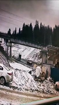 Ce routier a oublié de baisser la benne de son camion... Douloureux