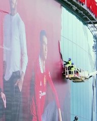 Ronaldo posteri, Old Trafford'dan sökülüyor