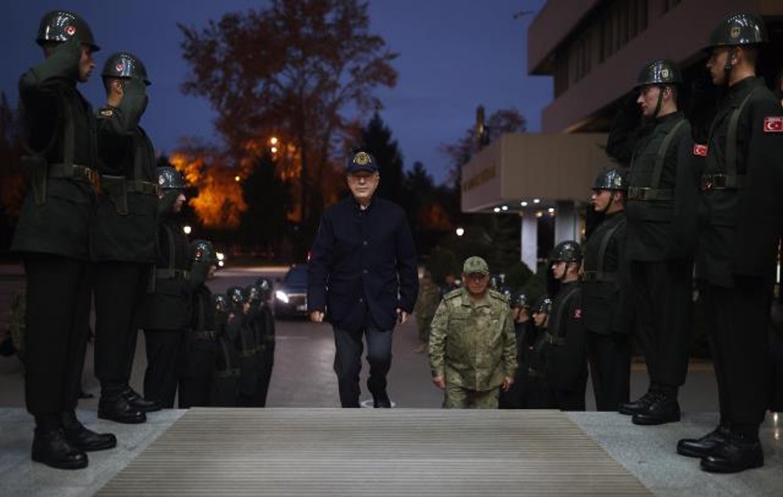 Cumhurbaşkanı Erdoğan, Milli Savunma Bakanı Akar'dan telefonda bilgi aldı