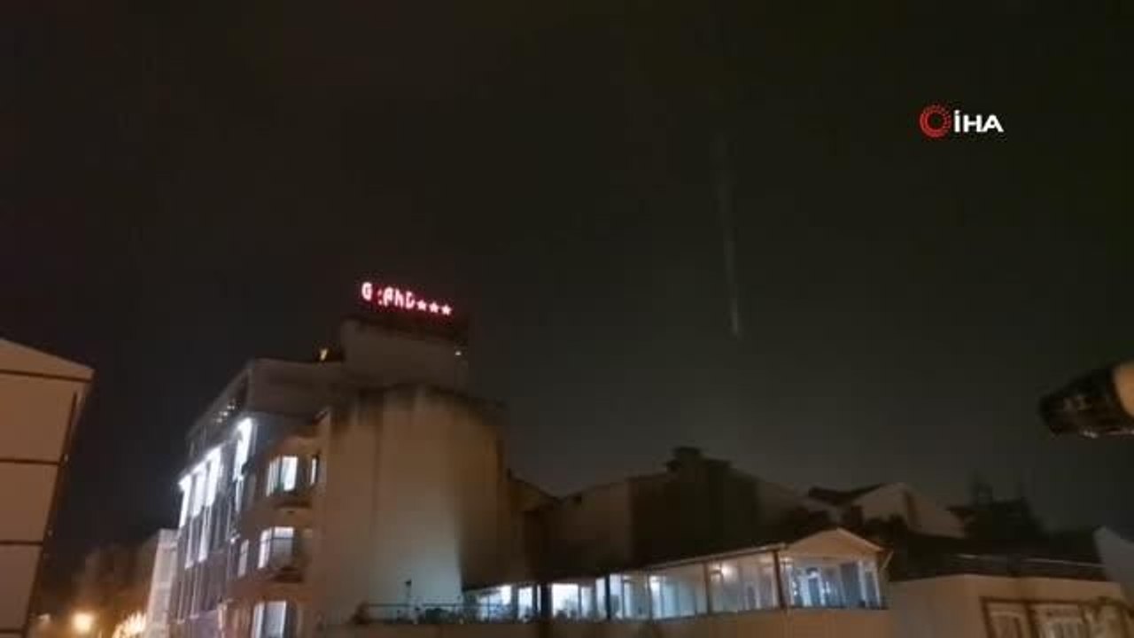 Bandırma'da 1 saat yağan yağmur hayatı felç etti