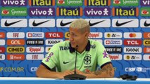 Richarlison responde pergunta em inglês sobre pressão de atuar com a camisa 9 da Seleção Brasileira