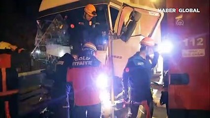 Tıra çarpan kamyonun sürücüsü sıkıştığı araçtan 1 saatte çıkartıldı