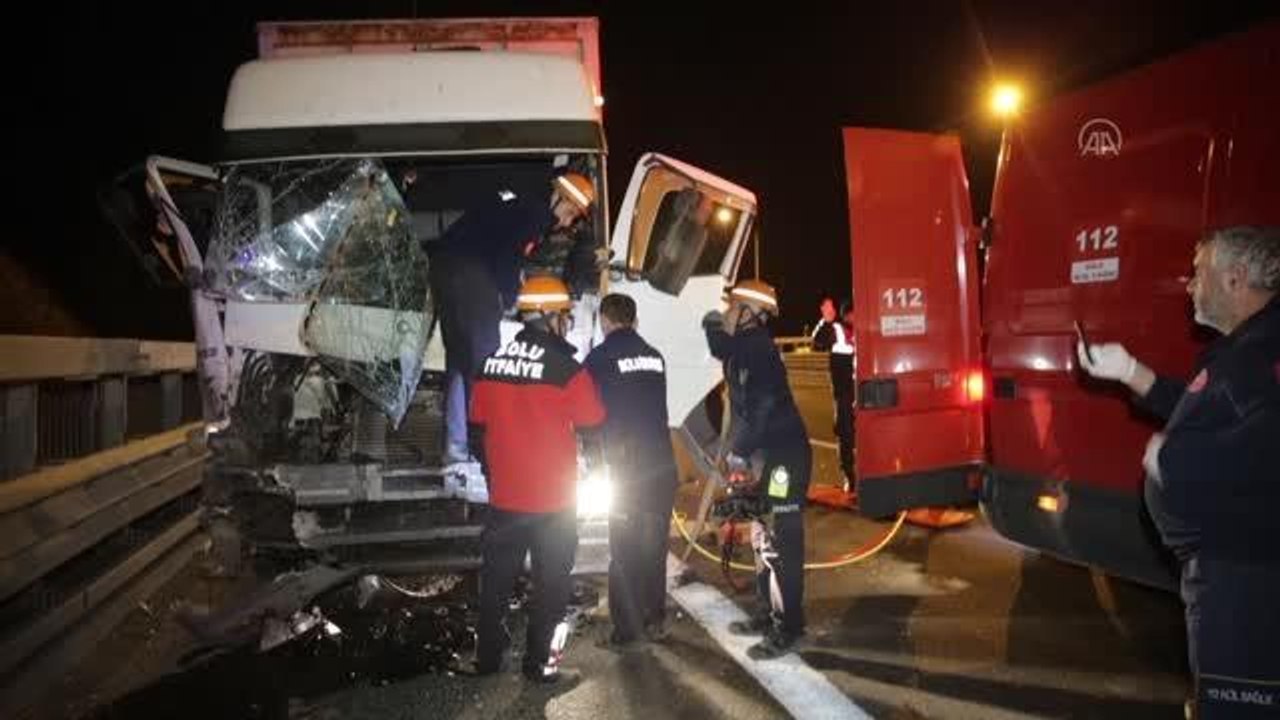 Tıra çarpan kamyonun sürücüsü sıkıştığı araçtan 1 saatte çıkartıldı