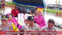 Polres Kapuas Peduli Warga Yang Terdampak Banjir Melalui Pemberian Bansos kepada Korban Banjir