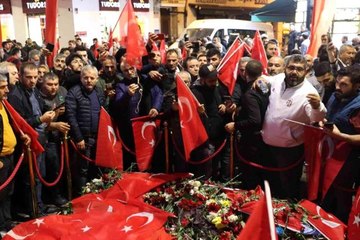 Taksiciler İstiklal Caddesi'nde bombalı saldırıyı kınamak için karanfil bıraktı