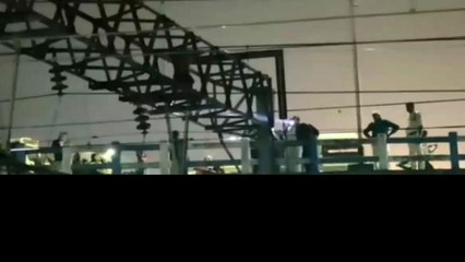 হাওড়া: ওভারহেড পোস্টে মানসিক ভারসাম্যহীন, ঝলসে গেল পা