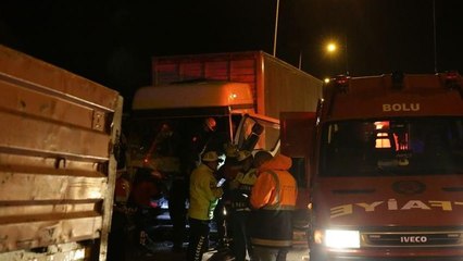 Kamyon ve TIR çarpıştı, sürücü 1 saatte çıkarıldı