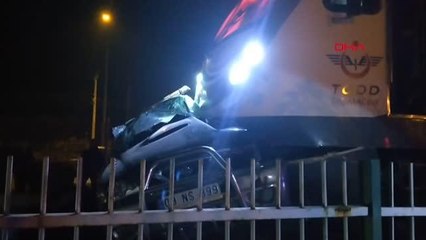 TRENLE ÇARPIŞAN OTOMOBİL METRELERCE SÜRÜKLENDİ: 1 ÖLÜ