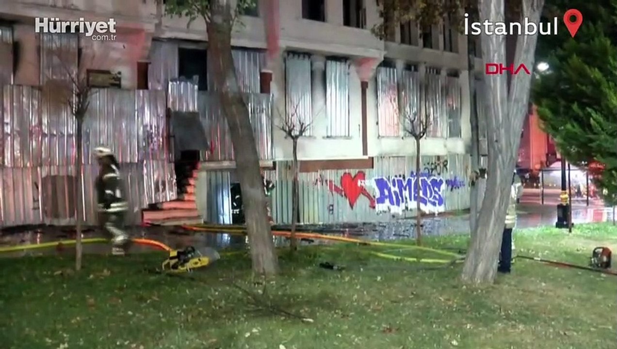 Fatih’te 3 katlı tarihi ahşap bina alev alev yandı