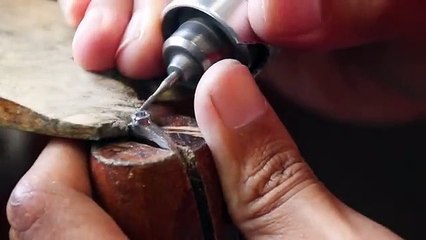 I turn metal waste into jewelry-jewelry out of waste