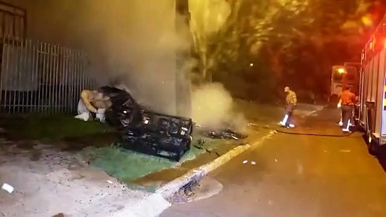 Entulhos pegam fogo em frente à residência e Corpo de Bombeiros é acionado no bairro Santa Felicidade