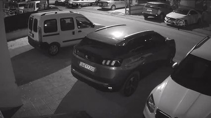 Ümraniye'de park halindeki otomobilin çalınma anı kameralara yansıdı