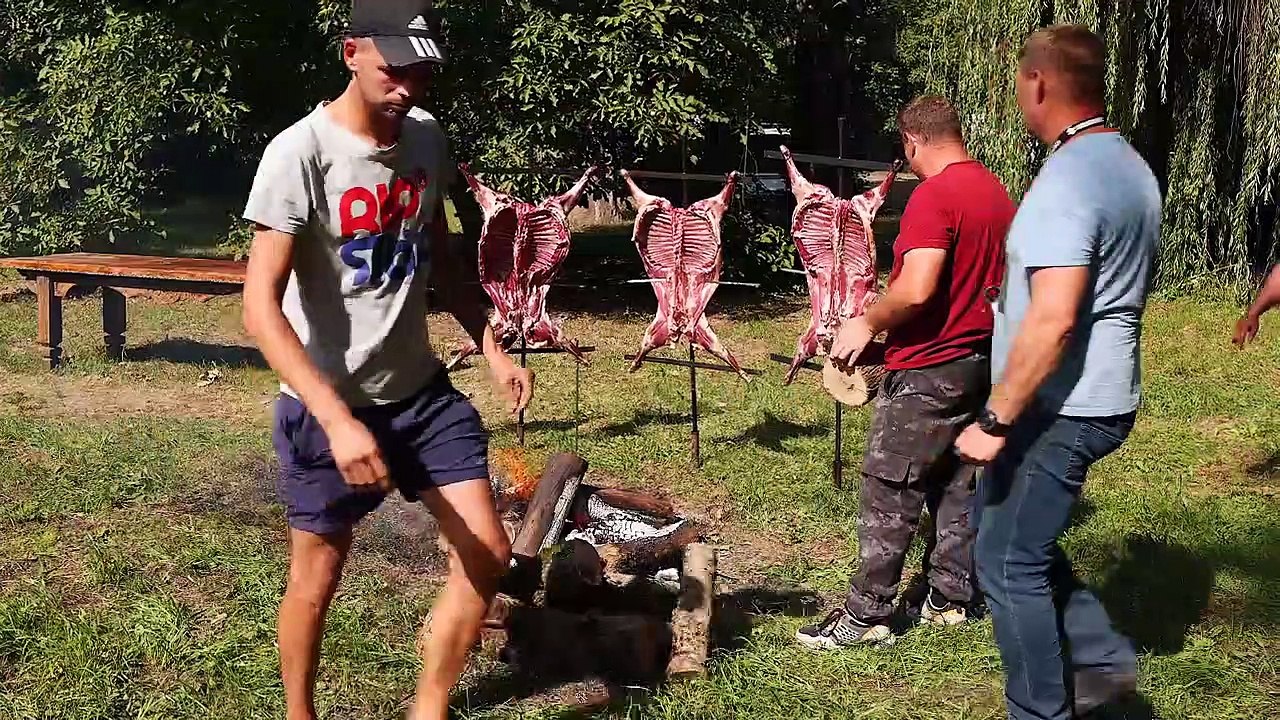 ROASTING MEAT over a FIRE||World Food Ellist