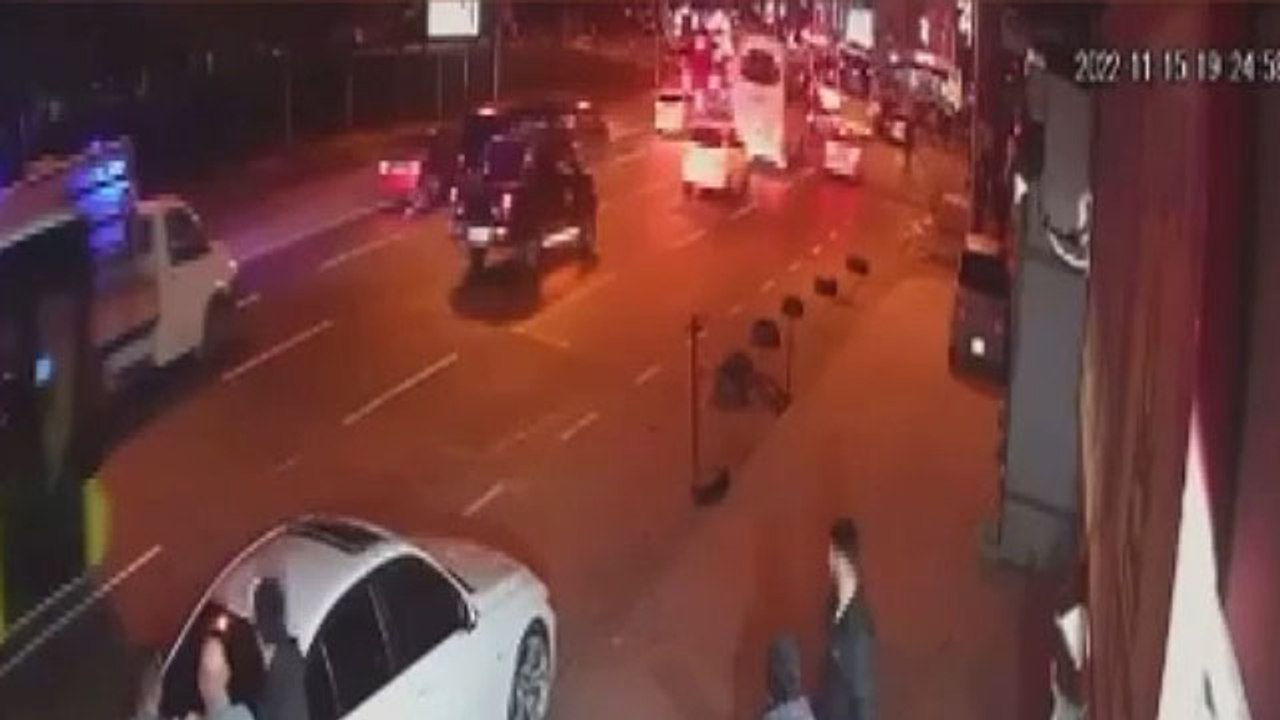 Eyüpsultan'da motosiklet çarptı; Ambulansın altında kalmaktan son anda kurtuldu