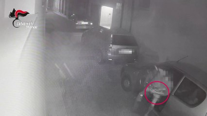 Brucia escavatore con una molotov, arrestato 45enne nel trapanese