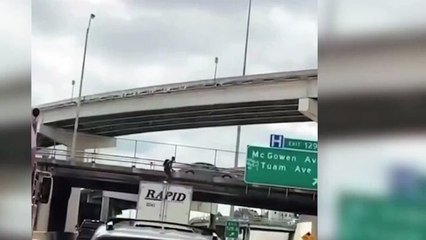 Tırın üzerinde dans ederken köprüye çarpıp öldü