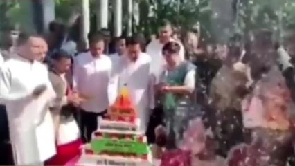 एमपी की सियासत केक पर आई, कमलनाथ ने काटा ऐसा केक कि मचा गया घमासान