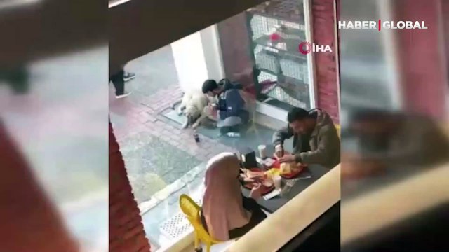 Yemeğini sokak köpeği ile paylaştı, sosyal medyada viral oldu
