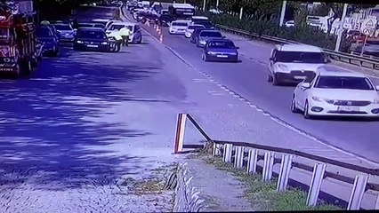 İzmit'te trafik polisini metrelerce sürükledi