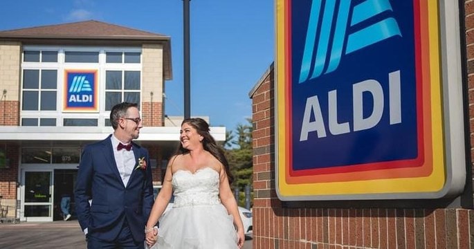 Fans d'Aldi, ils se marient dans le magasin où ils ont l'habitude de faire leurs courses