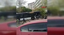 Kadıköy'de metrobus duvara çarptı
